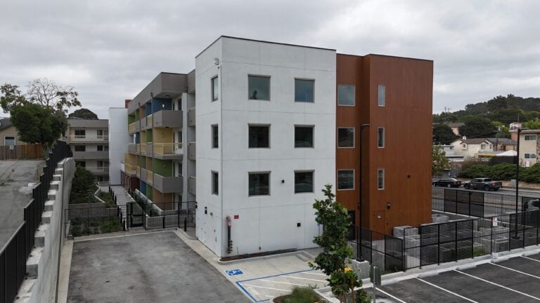 Fast Plank aluminum siding installation on Vista Wood apartment complex by Heritage Exteriors
