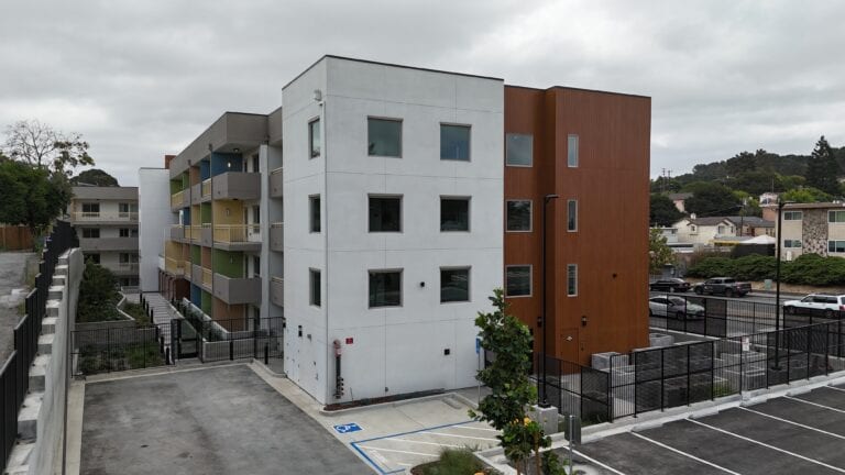 Fast Plank aluminum siding installation on Vista Wood apartment complex by Heritage Exteriors