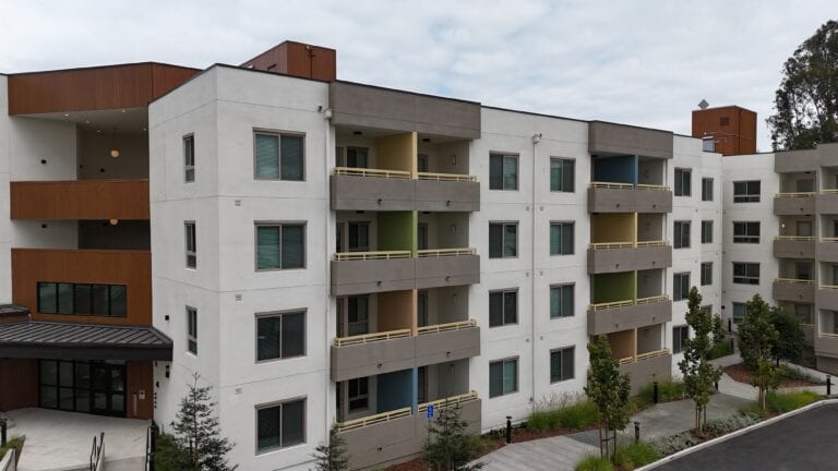 Fast Plank aluminum siding installation on Vista Wood apartment complex by Heritage Exteriors